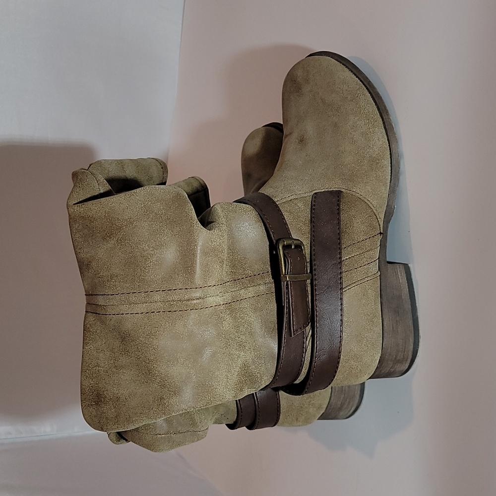EUC Women's Boots 9 Medium